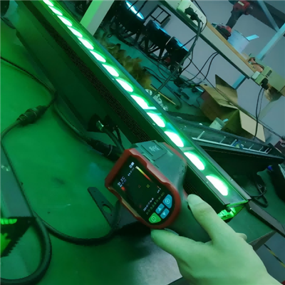 Každé světlo musí před odesláním projít přísným testováním